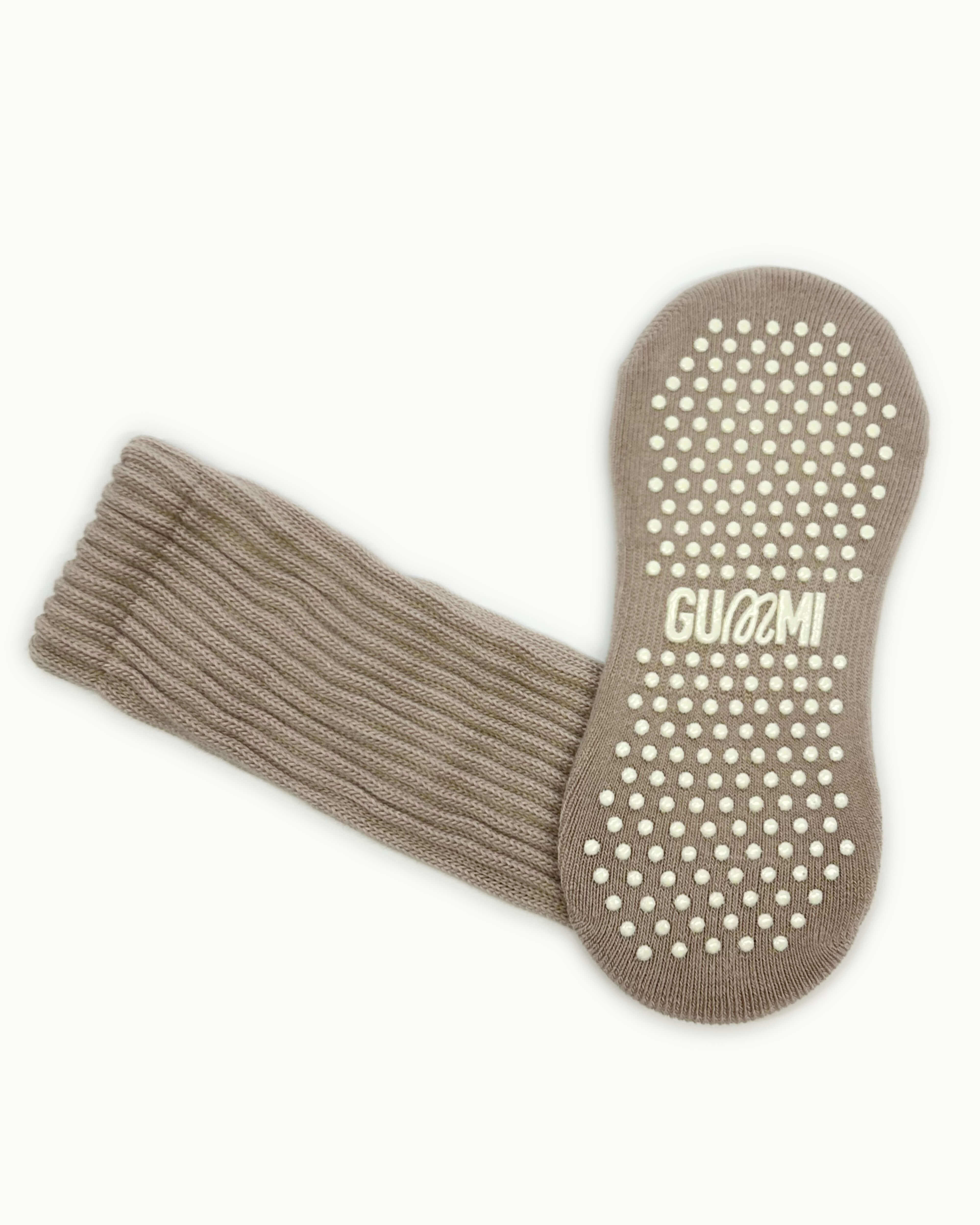 Signature grip sole with integrated GUMMI socks logo